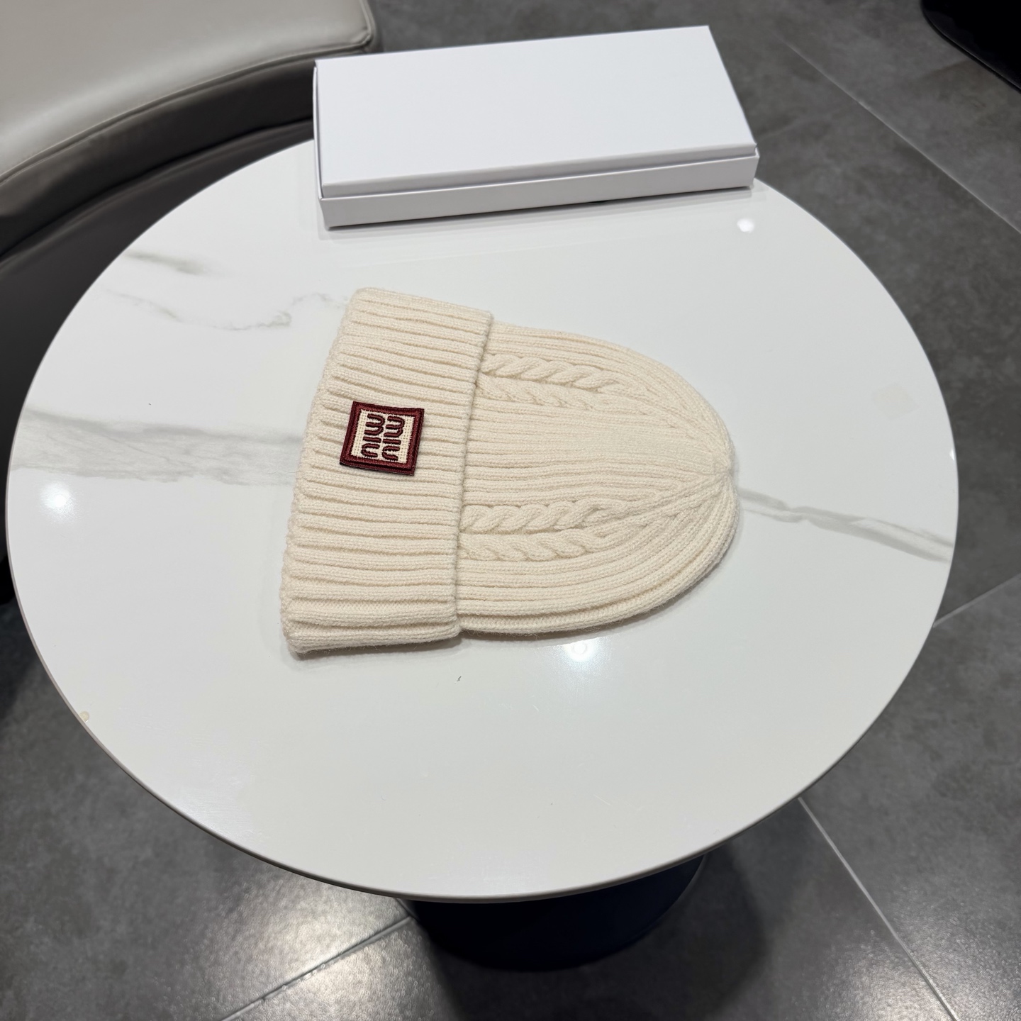 miumiu缪缪🐰秋冬毛线帽 这种高级简直质感从头开始了！巨推荐大家 这顶不管什么类型的衣服都好配 💖休闲和甜美都能牢牢