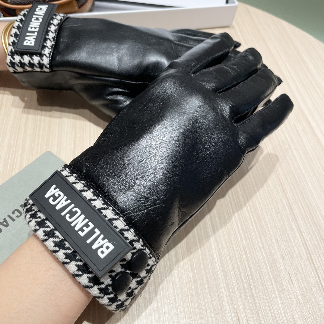 NO:618204,Equipped with packaging, women's 2025 new model, exclusive first touch screen women's gloves, Balenciaga balenclaga [original quality] official website, new high-end sheepskin gloves for women, the first choice for goddess Jimei. Don't miss it. 100% imported sheepskin. The leather is fine and soft. Pay attention to the imported sheepskin, which has a special feel. The cashmere lining is warmer. Top-notch workmanship. No detail is spared. Authentic open version. Counter one to one.  One size fits all gloves, gloves, balenciaga, balenciaga, sheepskin, gloves19860909配包装女款2025新款独家首发触屏女款手套巴黎世家balenclaga【原单品质】官网同步女士新款高档羊皮手套女神集美们首选 不可错过百分百选用进口羊皮 皮质细腻柔软 认准进口羊皮特有手感羊绒内里保暖更佳 顶级做工任何细节都不放过正品开版 专柜一比一 码数均码手套,手套,balenciaga,balenciaga,sheepskin,gloves,accessory