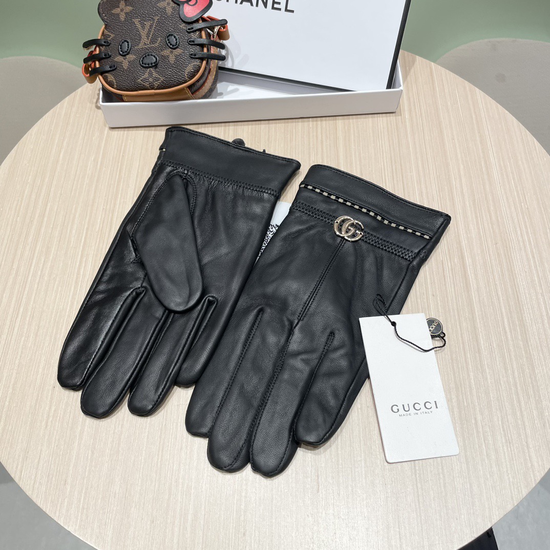 NO:618212,Comes with packaged men's 2025 new exclusive touch screen gloves. Gucci (original quality) official website synchronizes men's new high-end sheepskin gloves. The first choice of male gods. Must-have and not to be missed. 100% imported sheepskin. The leather is fine and soft. Look for the imported sheepskin with a special feel and cashmere lining to keep warm. It is a must for goddess Jimeis. Top-notch workmanship. No detail is missed. Authentic version. Counter one to one. Size XL XXL gloves, gloves, sheepskin, gloves.19860909配包装男款2025新款独家首发触屏手套 古奇（原单品质）官网同步男士新款高档羊皮手套男神集美们首选 必备不可错过百分百选用进口羊皮 皮质细腻柔软 认准进口羊皮特有手感羊绒内里保暖更佳 女神集美们们必备顶级做工任何细节都不放过正品开版 专柜一比一 码数XL XXL手套,手套,sheepskin,gloves,accessory