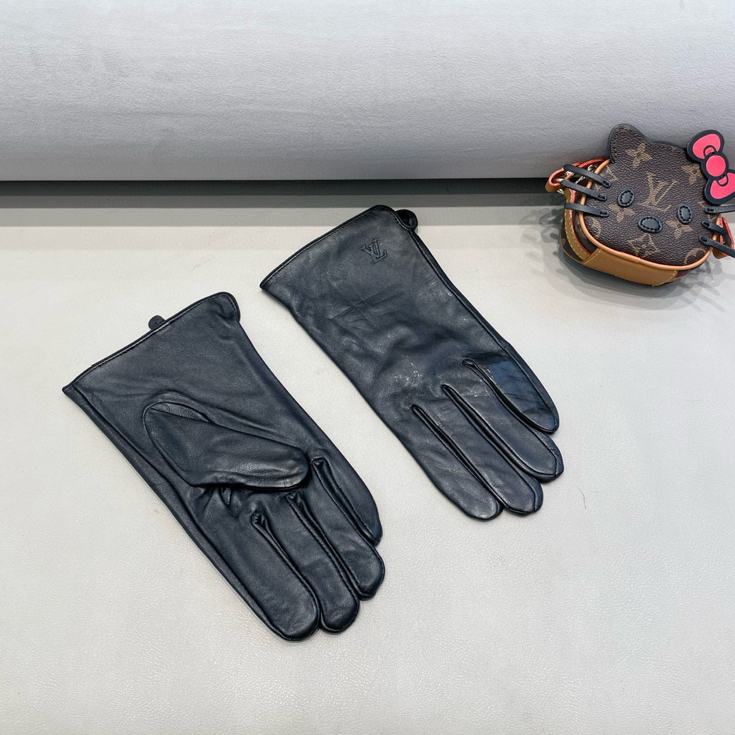 NO:618223,LV men's new sheepskin gloves, fashionable gloves, warm in autumn and winter with velvet lining, classic and simple, super comfortable, soft and versatile!  One size fits all gloves, gloves, louis vuitton, sheepskin, gloves19860909LV男款新品羊皮手套,时尚手套,秋冬保暖加绒内里,经典简洁上手超舒适柔软、百搭！码数均码手套,手套,louis vuitton,sheepskin,gloves,accessory