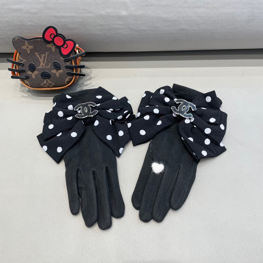 NO:618226,Chanel's new large bow polka dot wool gloves, fashionable gloves, warm in autumn and winter with velvet lining, classic plaid, super comfortable, soft and versatile!  One size fits all gloves, gloves, chanel, chanel, gloves19860909Chanel香奈儿大蝴蝶结波点新品羊毛手套,时尚手套,秋冬保暖加绒内里,经典格子,上手超舒适柔软、百搭！均码手套,手套,chanel,chanel,gloves,accessory