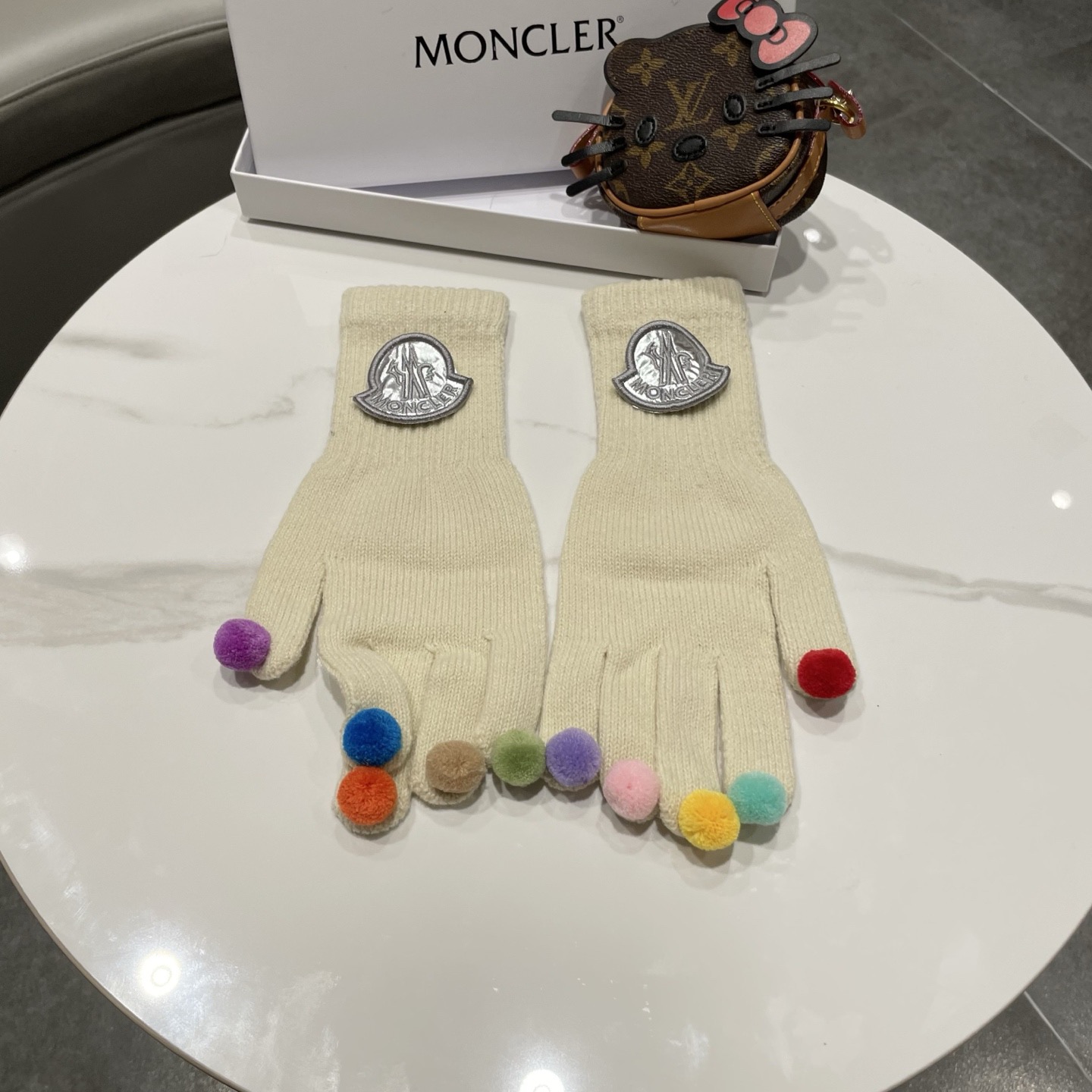 NO:618229,Moncler plush ball gloves are available in three colors: pink, off-white, and black. The five-finger design is decorated with colorful pom-poms on the fingertips, which is cute and fashionable. The gloves are made of high-quality knitted fabric, which is warm and comfortable. The tips of each finger are decorated with colorful pom-poms, and the black version has colorful pom-poms. The classic brand logo is embroidered with outstanding texture. Brand new and authentic, exquisite workmanship. Suitable for daily wear, and the photo effect is great. Gloves, gloves, gloves19860909Moncler毛绒球手套,三色可选粉色、米白、黑色.五指设计,手指尖彩色毛球装饰,可爱时尚. 手套采用优质针织面料,保暖舒适.每个手指指尖都有彩色毛球点缀,多彩毛球,黑色款多彩毛球.经典品牌logo刺绣,质感出众. 全新正品,做工精致.适合日常穿搭,拍照出片效果超赞手套,手套,gloves,accessory