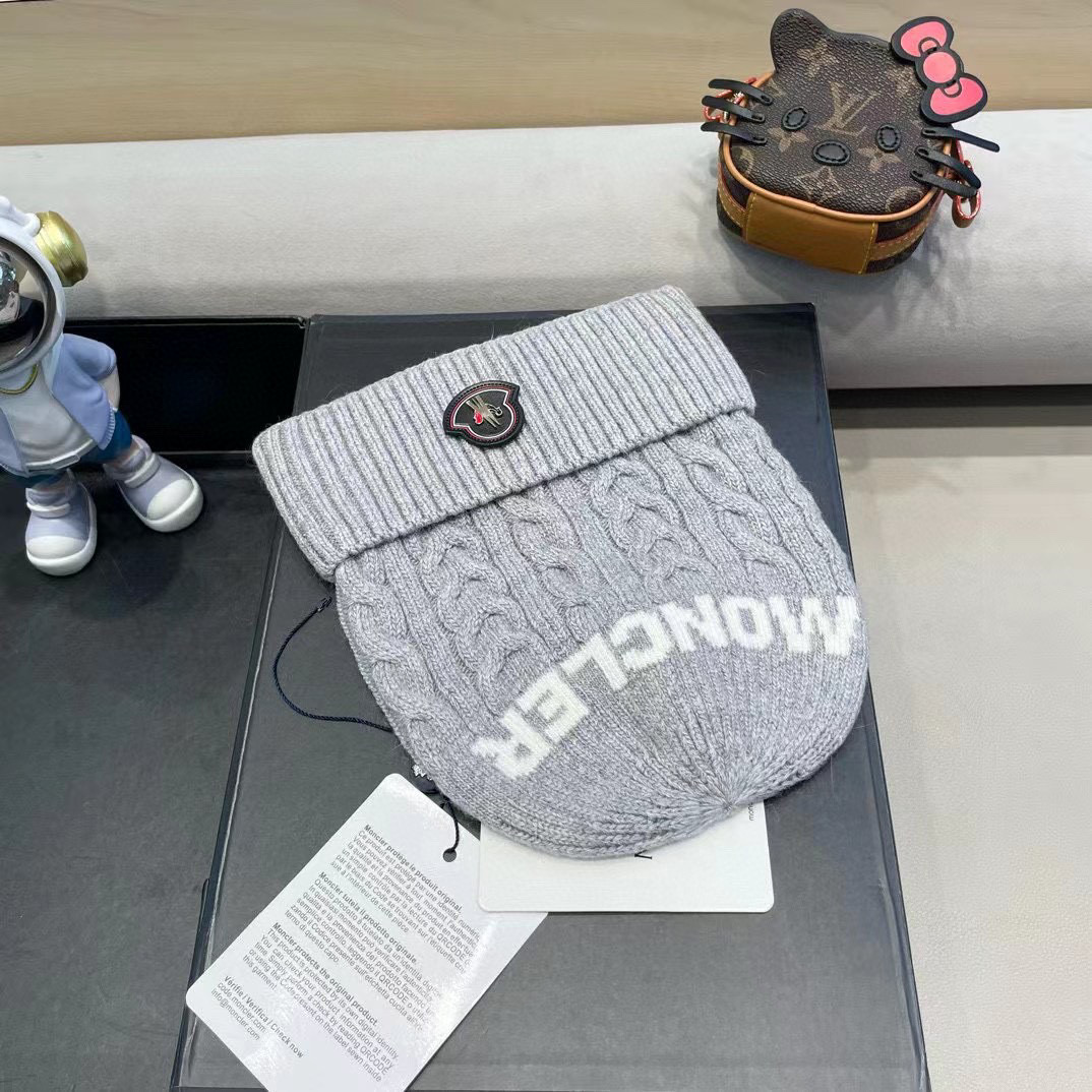 蒙口moncler 带球针织毛线帽！小姐姐的冬日最爱～随便搭配什么衣服都好看！又减龄又显可爱的一款～颜色很多，随心百搭～