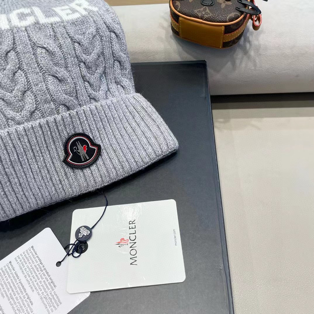 蒙口moncler 带球针织毛线帽！小姐姐的冬日最爱～随便搭配什么衣服都好看！又减龄又显可爱的一款～颜色很多，随心百搭～