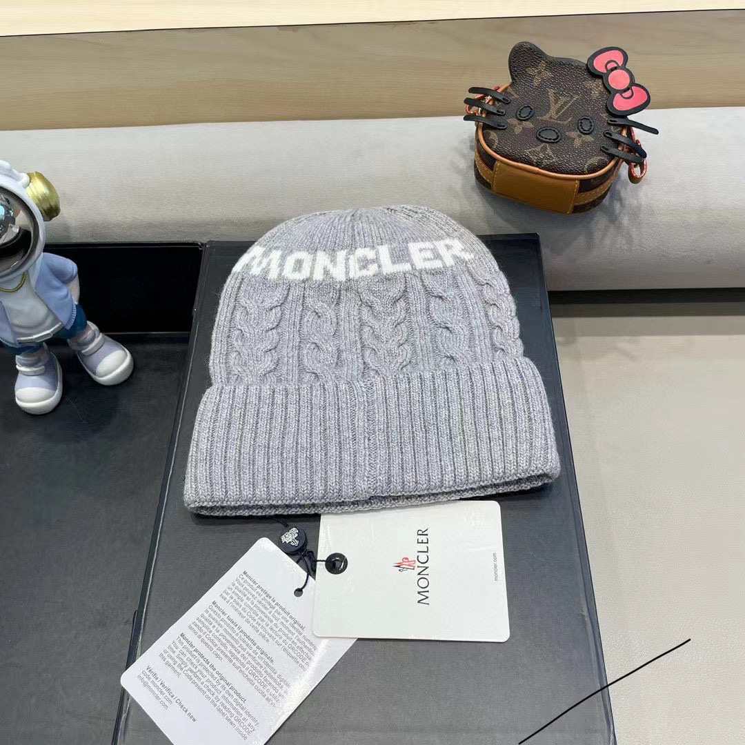 蒙口moncler 带球针织毛线帽！小姐姐的冬日最爱～随便搭配什么衣服都好看！又减龄又显可爱的一款～颜色很多，随心百搭～