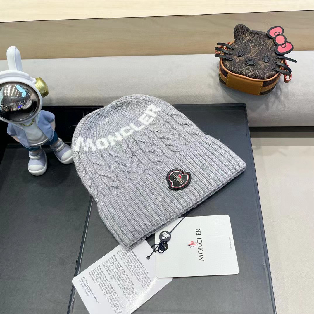 蒙口moncler 带球针织毛线帽！小姐姐的冬日最爱～随便搭配什么衣服都好看！又减龄又显可爱的一款～颜色很多，随心百搭～