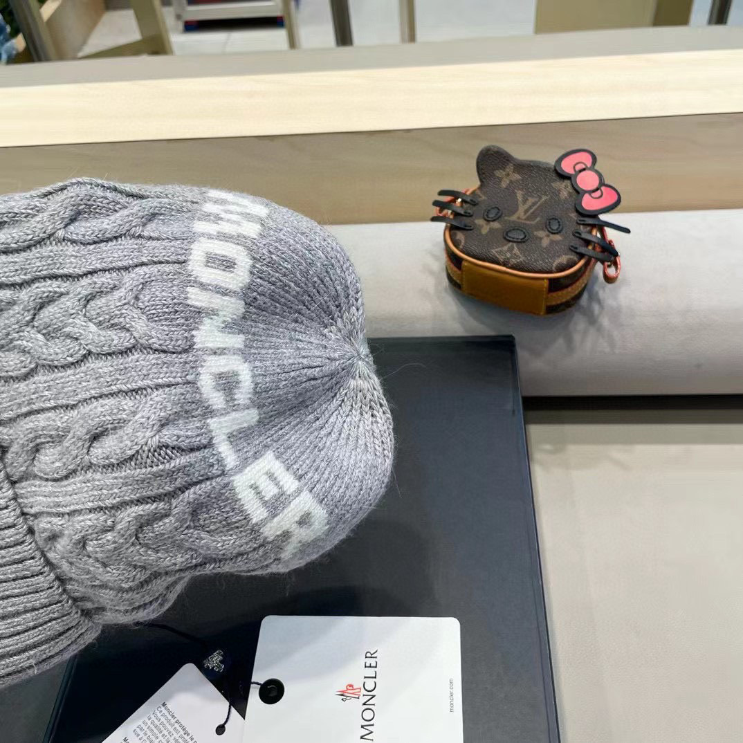 蒙口moncler 带球针织毛线帽！小姐姐的冬日最爱～随便搭配什么衣服都好看！又减龄又显可爱的一款～颜色很多，随心百搭～