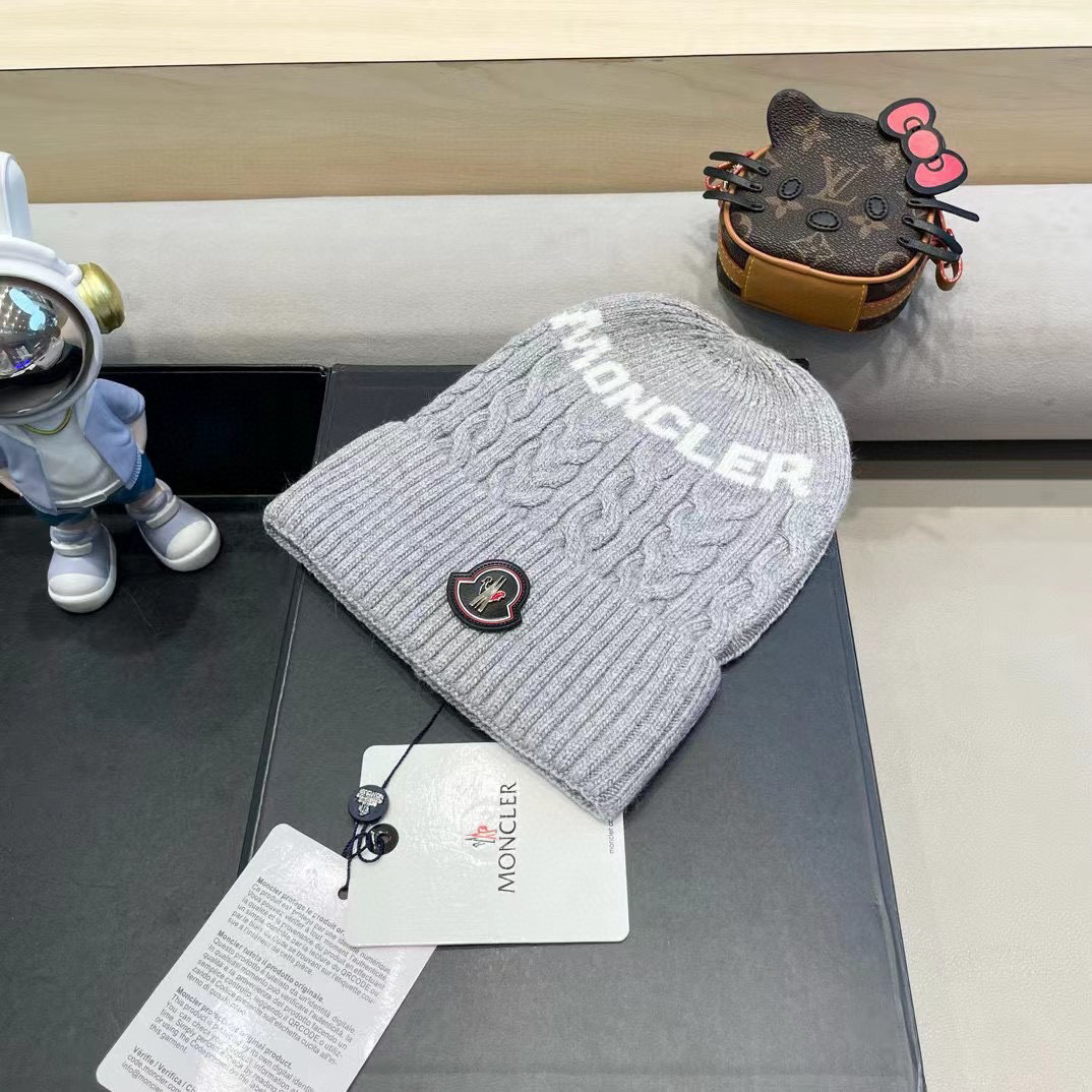 蒙口moncler 带球针织毛线帽！小姐姐的冬日最爱～随便搭配什么衣服都好看！又减龄又显可爱的一款～颜色很多，随心百搭～