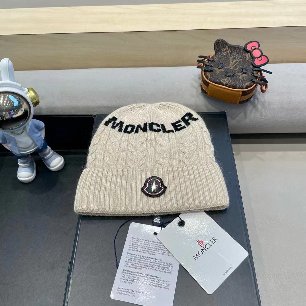 蒙口moncler 带球针织毛线帽！小姐姐的冬日最爱～随便搭配什么衣服都好看！又减龄又显可爱的一款～颜色很多，随心百搭～