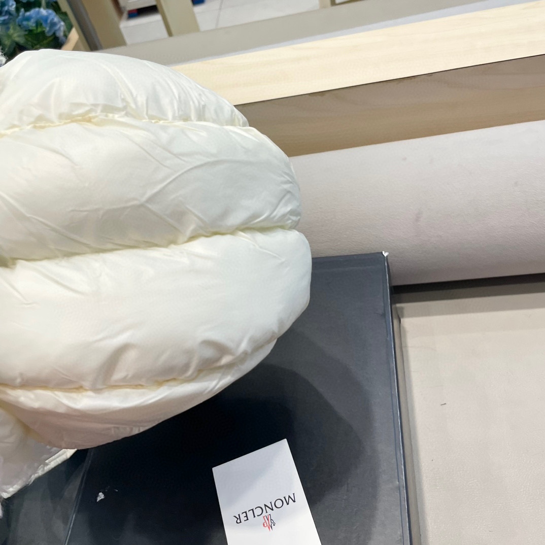 moncler新款日系复古羊羔毛骑行羽绒绑带雷锋帽女护耳帽百搭保暖套头帽潮