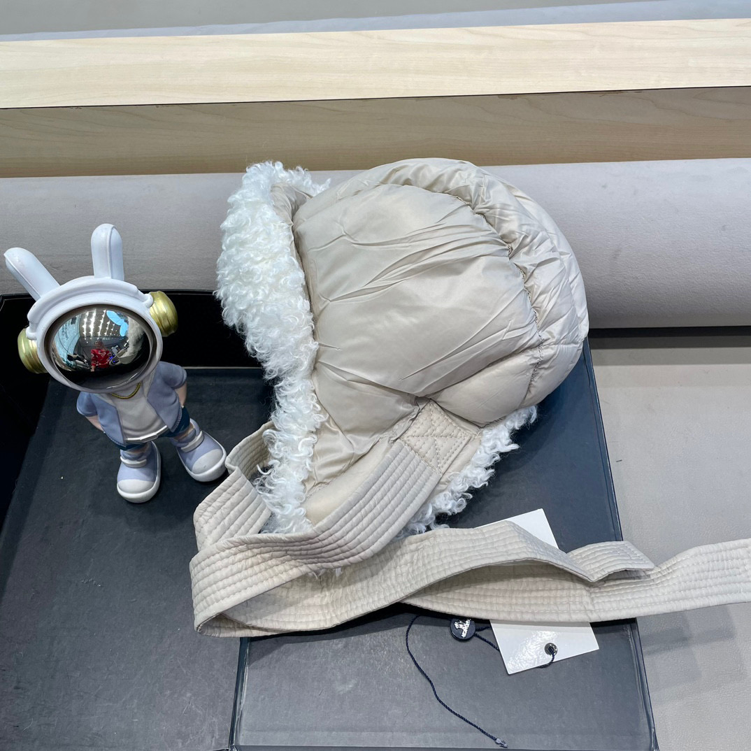 moncler新款日系复古羊羔毛骑行羽绒绑带雷锋帽女护耳帽百搭保暖套头帽潮