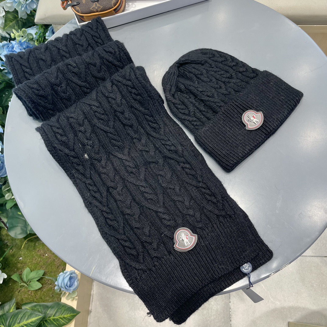 Moncler 蒙口套装秋冬款翻边羊毛针织毛线帽 高品质定制!这款必定是极简主义的最爱 干净,利索,时尚百搭,绝对不挑脸 Moncler 蒙口套装秋冬款翻边羊毛针织毛线帽 高品质定制!这款必定是极简主义的最爱 干净,利索,时尚百搭,绝对不挑脸