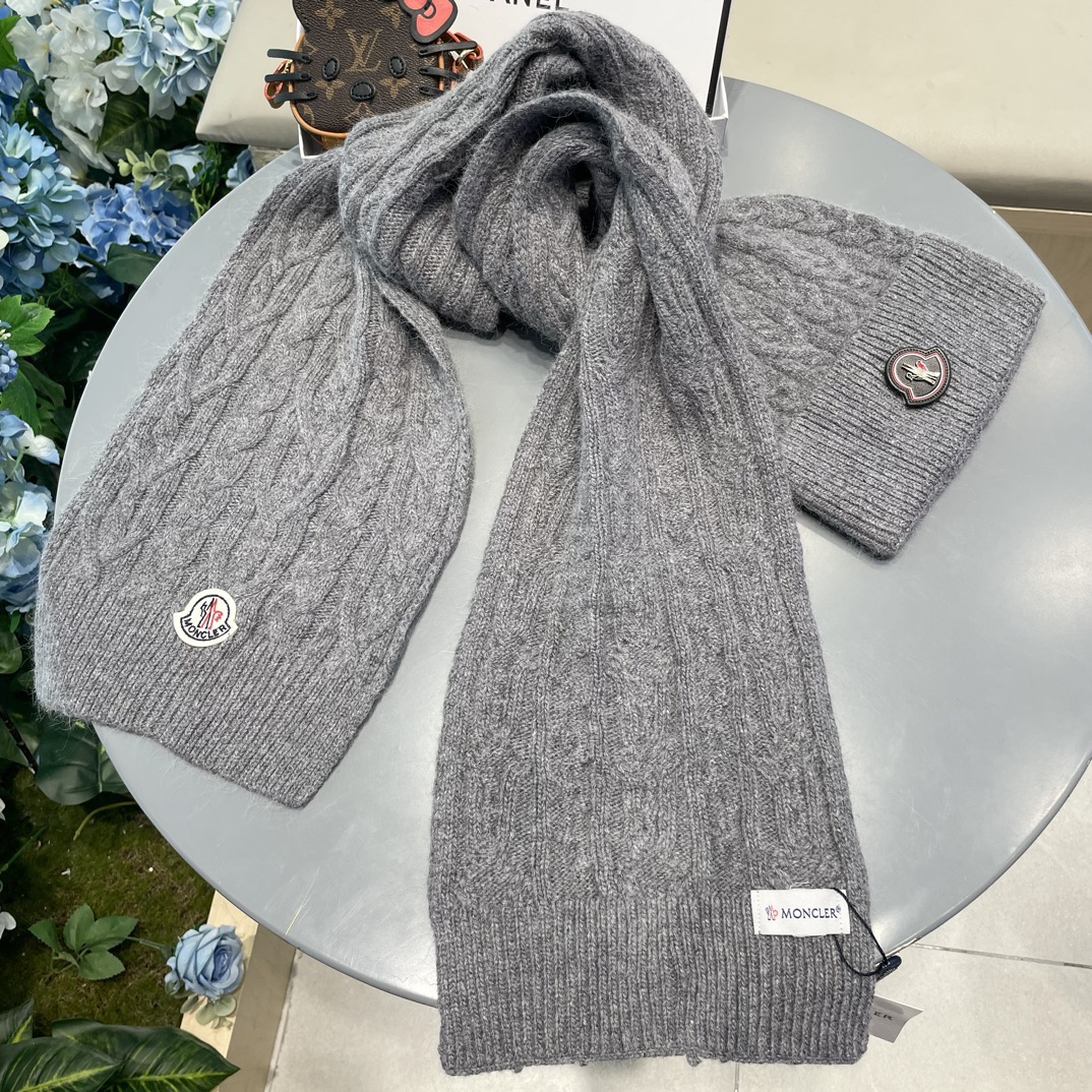 Moncler 蒙口套装秋冬款翻边羊毛针织毛线帽 高品质定制！这款必定是极简主义的最爱 干净，利索，时尚百搭，绝对不挑脸
