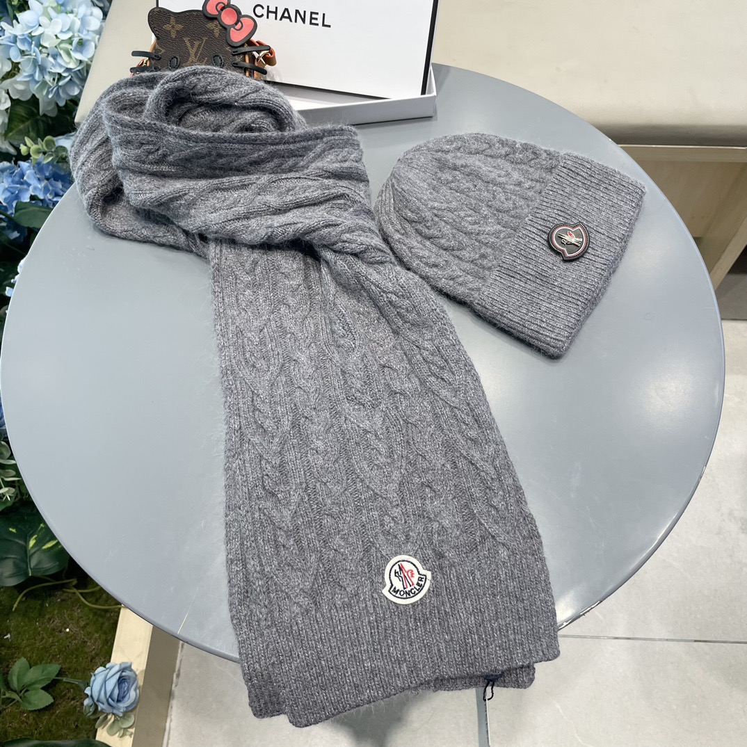 Moncler 蒙口套装秋冬款翻边羊毛针织毛线帽 高品质定制！这款必定是极简主义的最爱 干净，利索，时尚百搭，绝对不挑脸