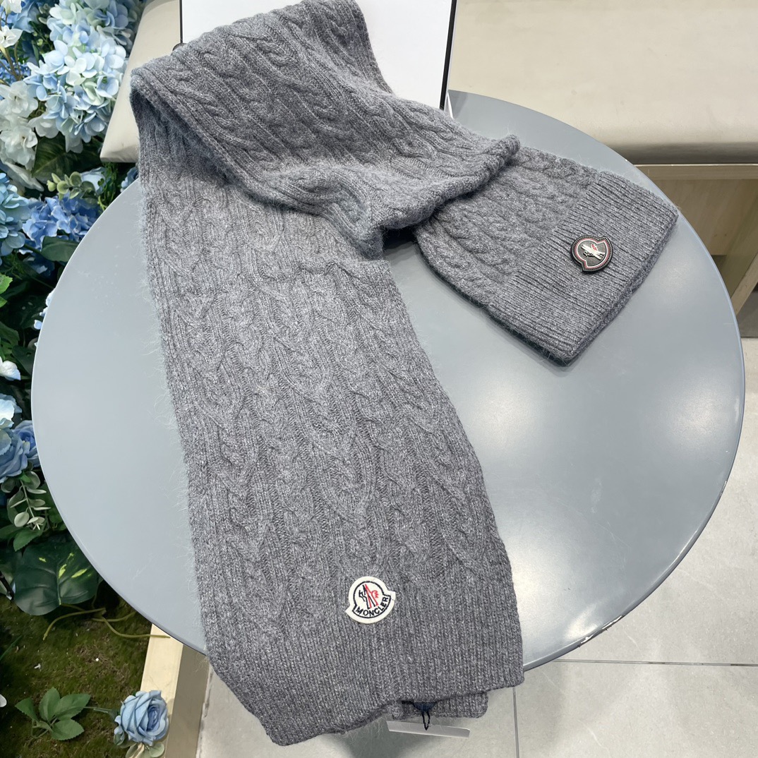 Moncler 蒙口套装秋冬款翻边羊毛针织毛线帽 高品质定制！这款必定是极简主义的最爱 干净，利索，时尚百搭，绝对不挑脸