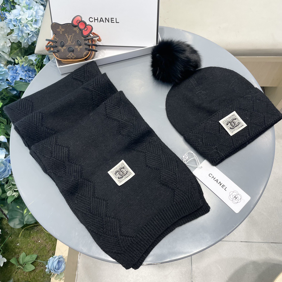 Chanel香奈儿经典羊毛套装🌟帽子+围巾配狐狸毛球暖暖哒超级舒服～冬日小姐姐减龄神器哦～这个冬天你就差这么一套套装帽子