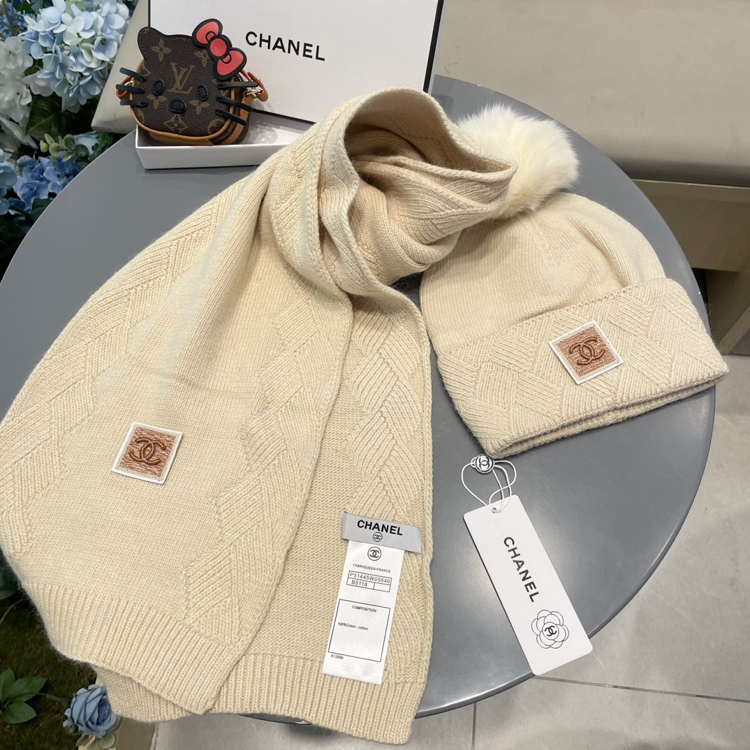 Chanel香奈儿经典羊毛套装🌟帽子+围巾配狐狸毛球暖暖哒超级舒服～冬日小姐姐减龄神器哦～这个冬天你就差这么一套套装帽子