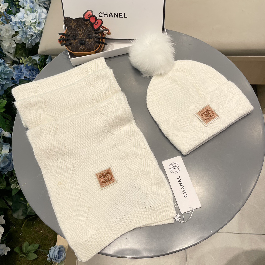 Chanel香奈儿经典羊毛套装🌟帽子+围巾配狐狸毛球暖暖哒超级舒服～冬日小姐姐减龄神器哦～这个冬天你就差这么一套套装帽子