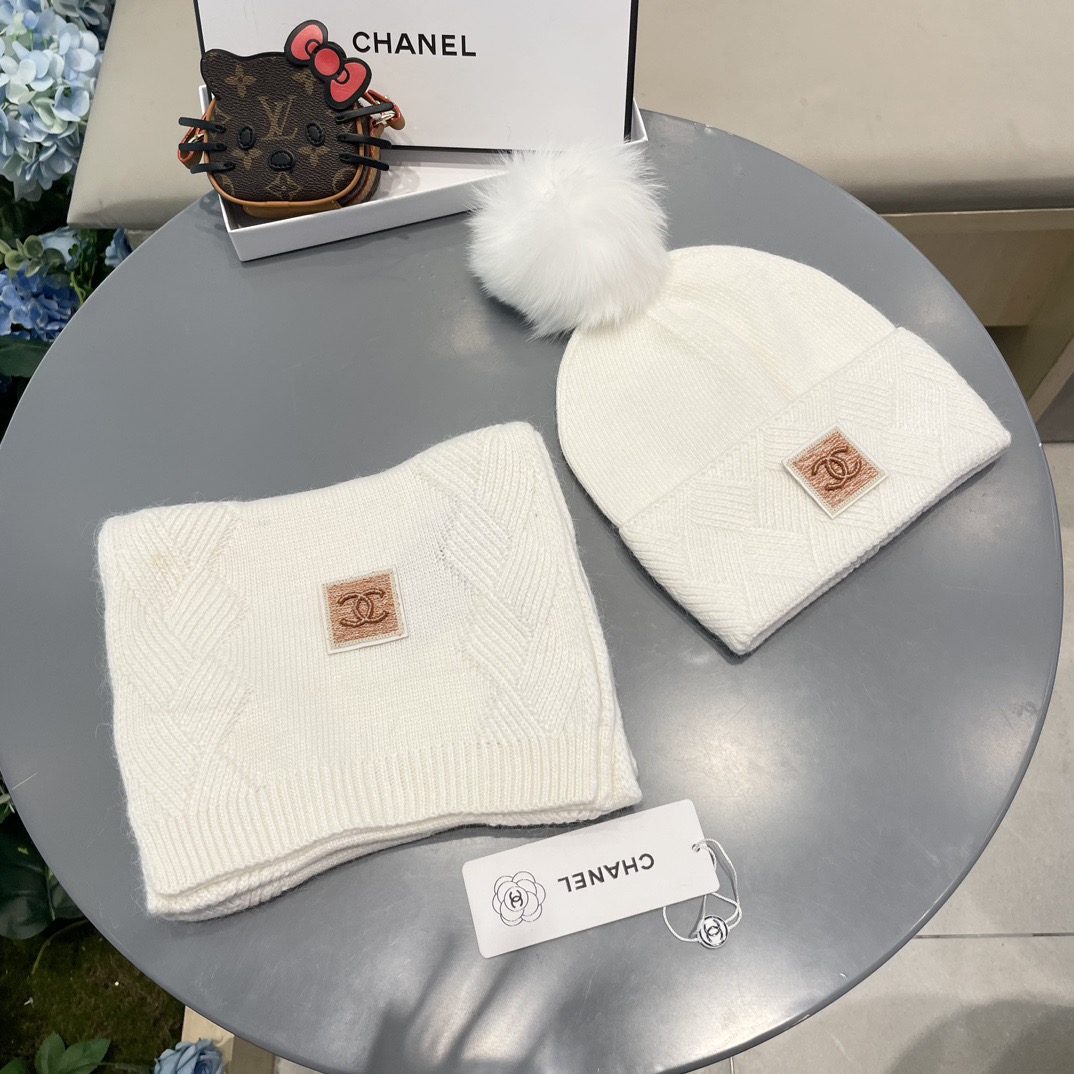 P195Chanel香奈儿经典羊毛套装🌟帽子+围巾配狐狸毛球暖暖哒超级舒服～冬日小姐姐减龄神器哦～这个冬天你就差这么一套套装帽子啦～又保暖又时尚！防伪标签吊卡齐全！