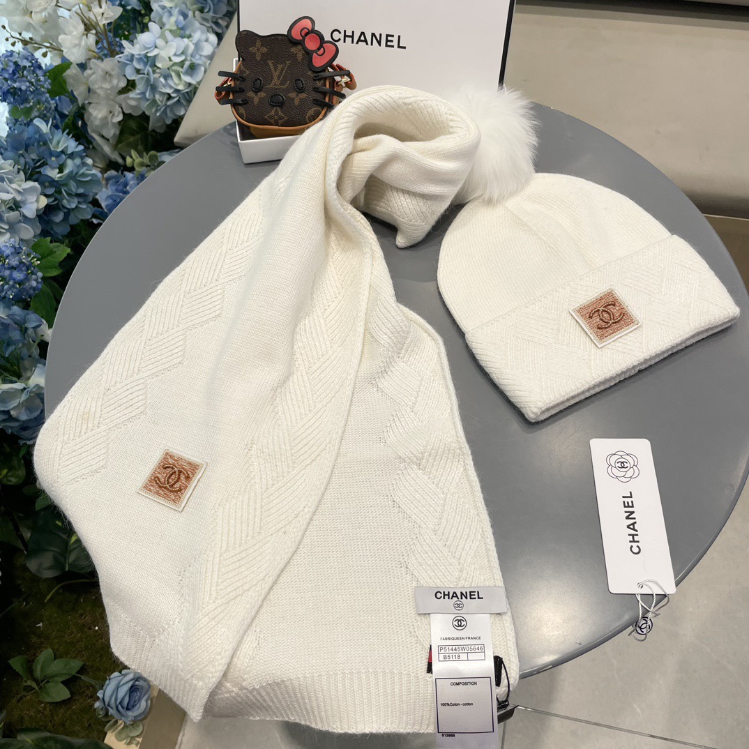 Chanel香奈儿经典羊毛套装🌟帽子+围巾配狐狸毛球暖暖哒超级舒服～冬日小姐姐减龄神器哦～这个冬天你就差这么一套套装帽子