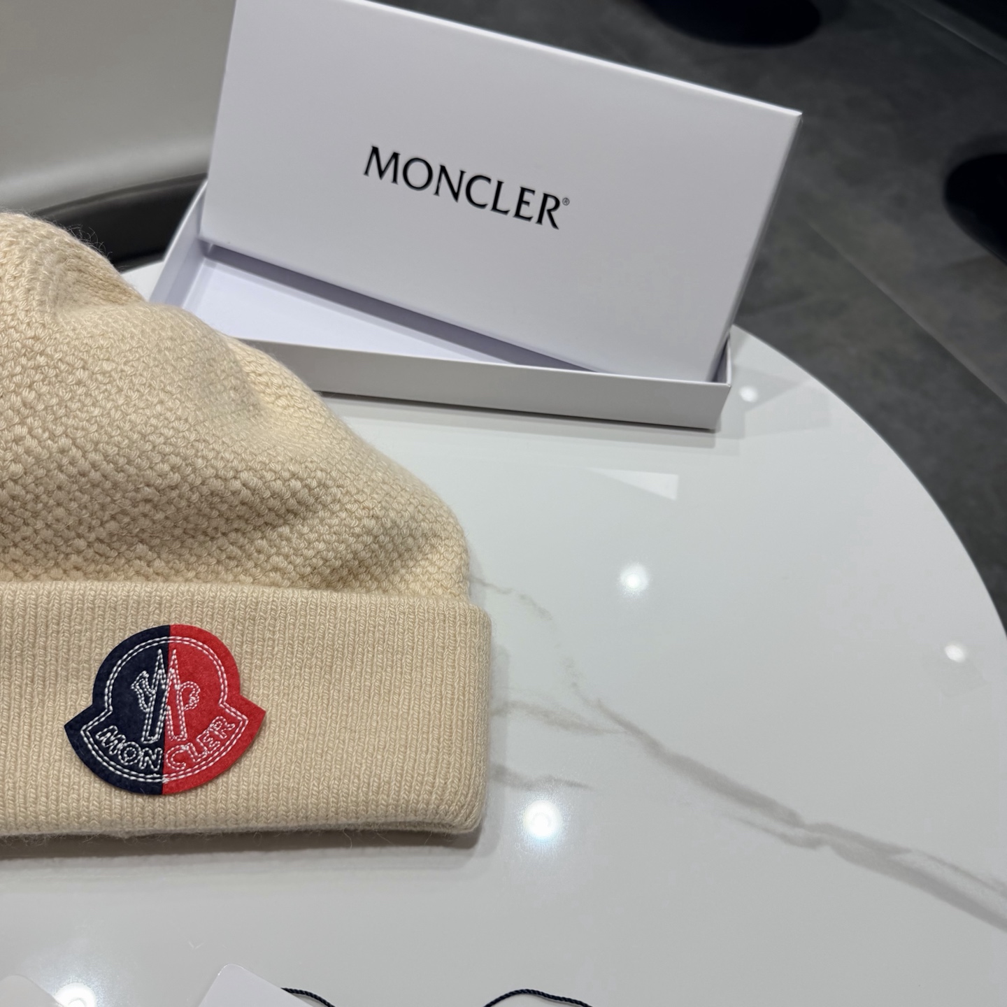 MONCLER蒙口🎩针织毛线帽，附带二维码，羊毛+兔毛好品质高端大气，超柔软！超火爆💖质感很赞，出街超好搭配！时尚潮流！