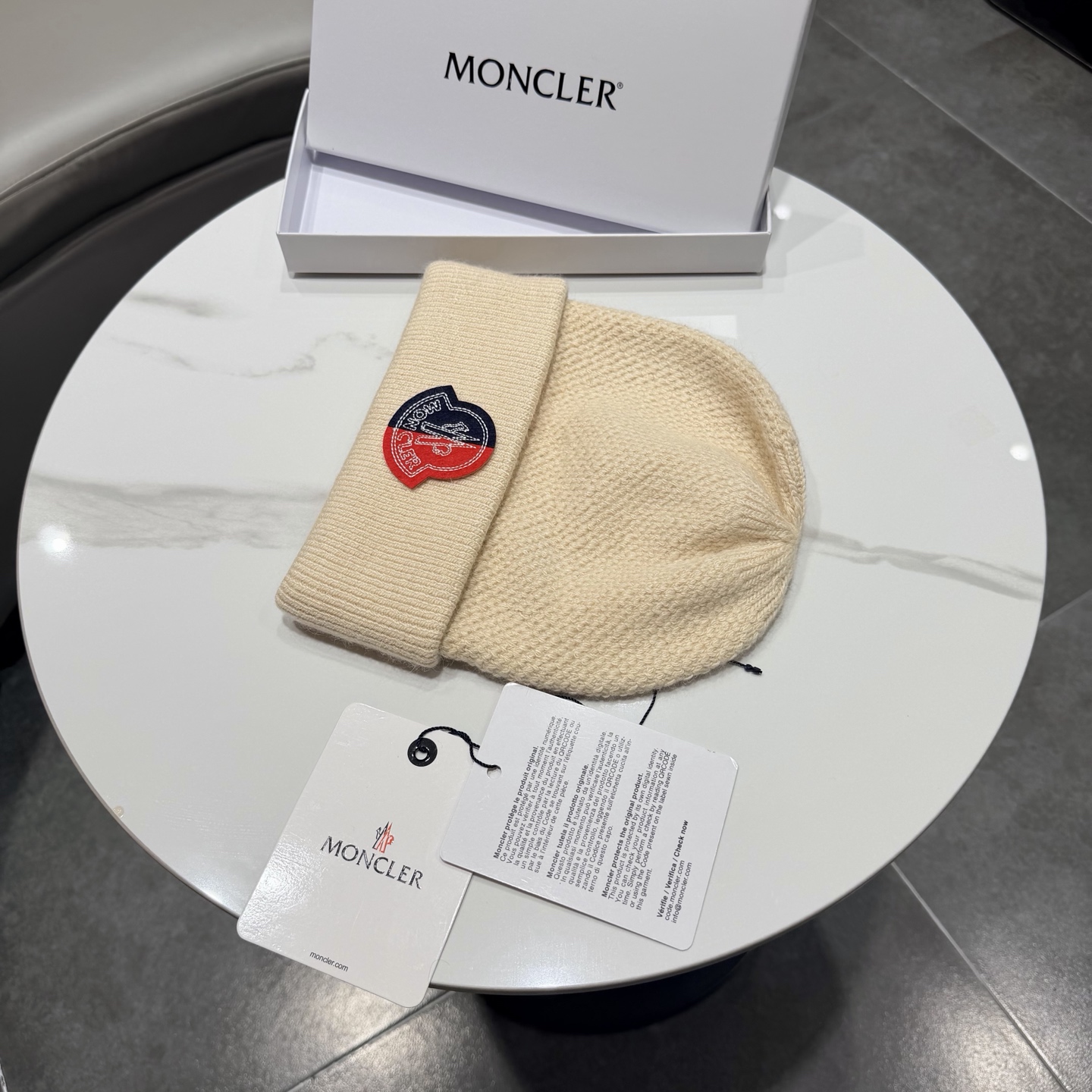 MONCLER蒙口🎩针织毛线帽，附带二维码，羊毛+兔毛好品质高端大气，超柔软！超火爆💖质感很赞，出街超好搭配！时尚潮流！