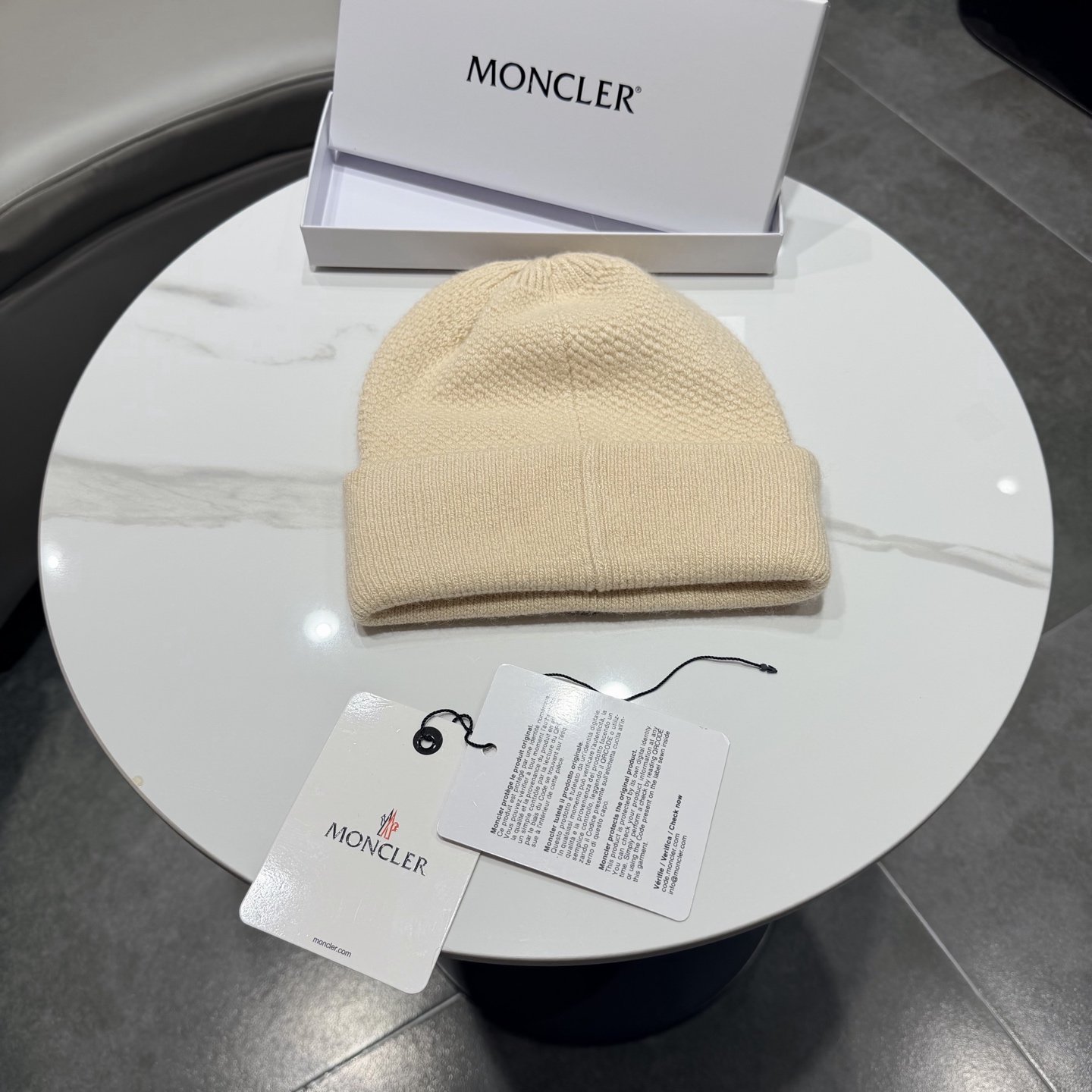 MONCLER蒙口🎩针织毛线帽，附带二维码，羊毛+兔毛好品质高端大气，超柔软！超火爆💖质感很赞，出街超好搭配！时尚潮流！