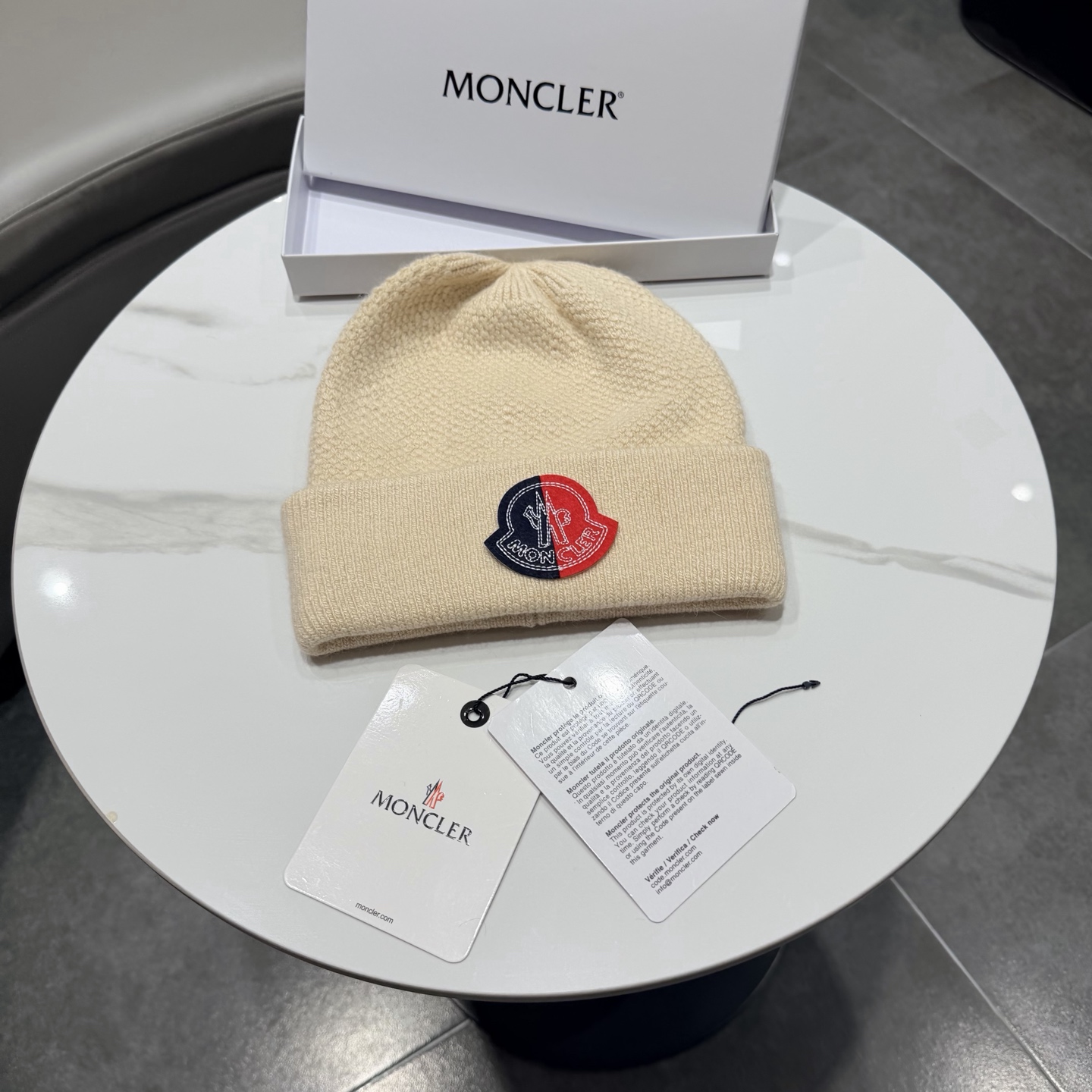 MONCLER蒙口🎩针织毛线帽，附带二维码，羊毛+兔毛好品质高端大气，超柔软！超火爆💖质感很赞，出街超好搭配！时尚潮流！