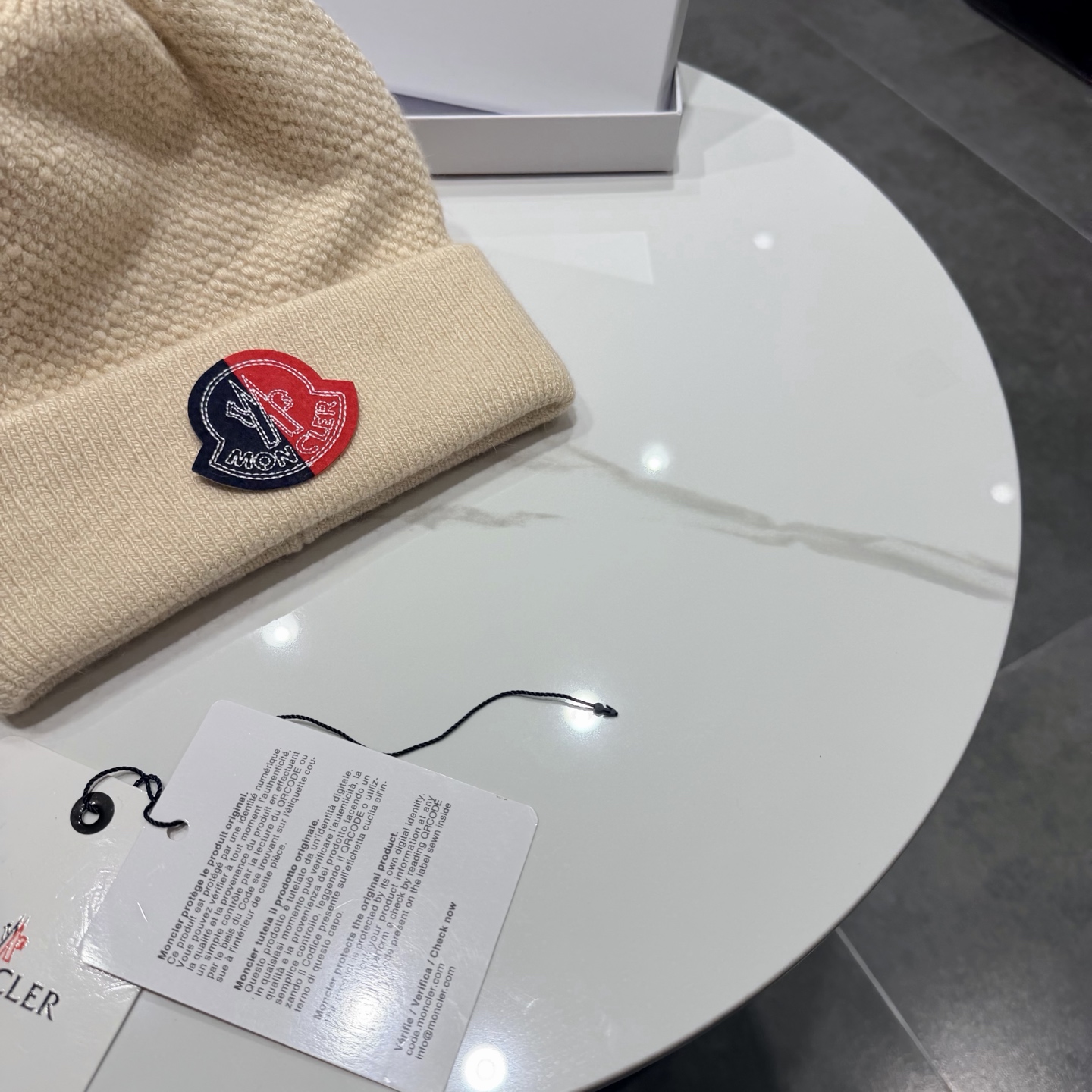 MONCLER蒙口🎩针织毛线帽，附带二维码，羊毛+兔毛好品质高端大气，超柔软！超火爆💖质感很赞，出街超好搭配！时尚潮流！