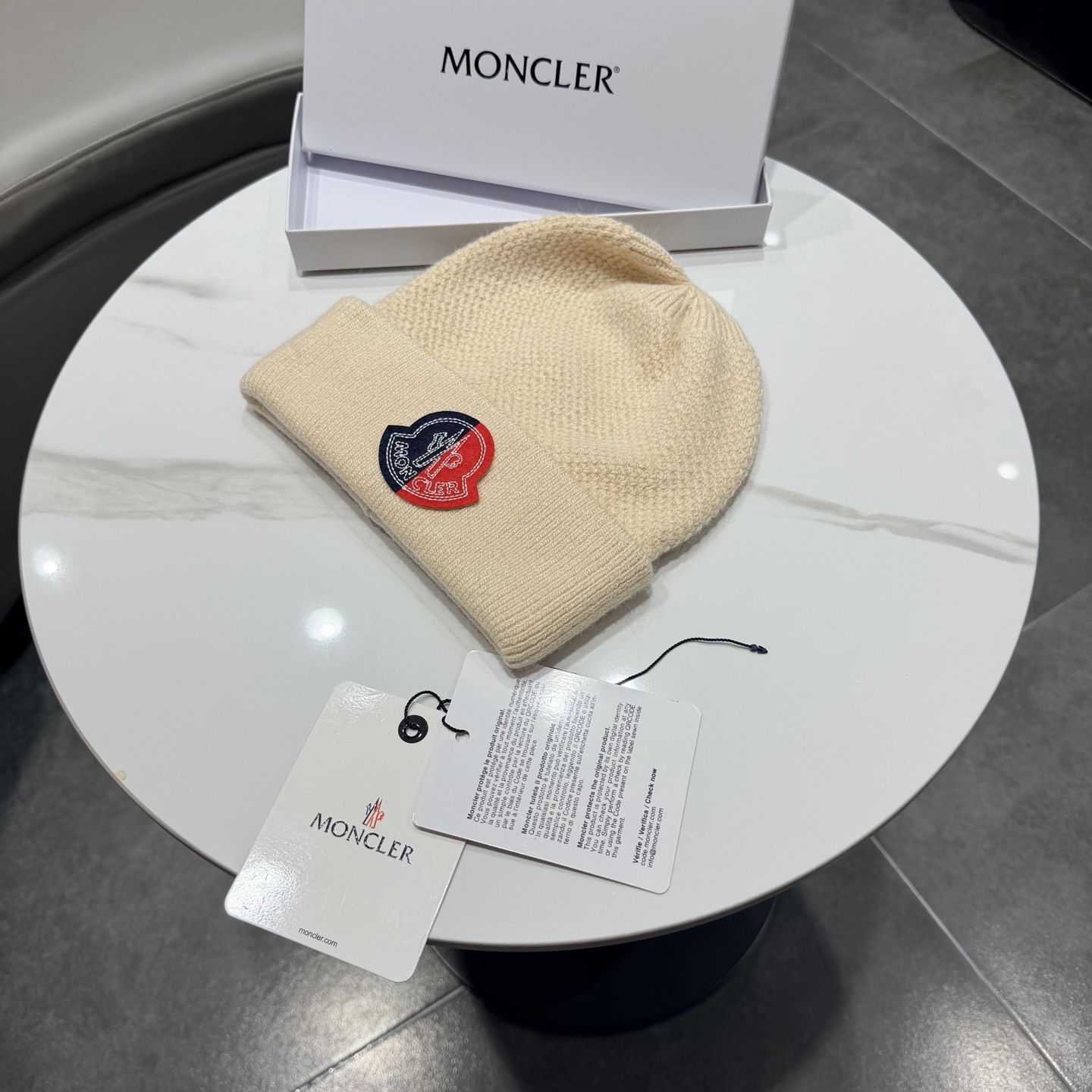MONCLER蒙口🎩针织毛线帽，附带二维码，羊毛+兔毛好品质高端大气，超柔软！超火爆💖质感很赞，出街超好搭配！时尚潮流！