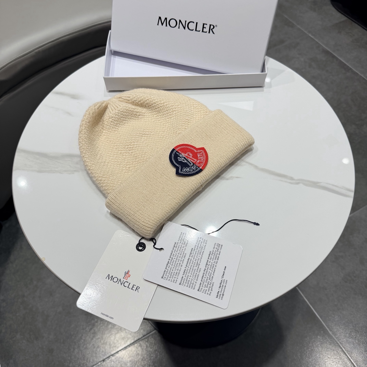 MONCLER蒙口🎩针织毛线帽，附带二维码，羊毛+兔毛好品质高端大气，超柔软！超火爆💖质感很赞，出街超好搭配！时尚潮流！
