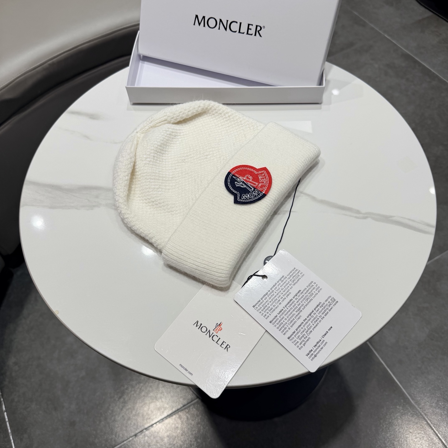 MONCLER蒙口🎩针织毛线帽，附带二维码，羊毛+兔毛好品质高端大气，超柔软！超火爆💖质感很赞，出街超好搭配！时尚潮流！