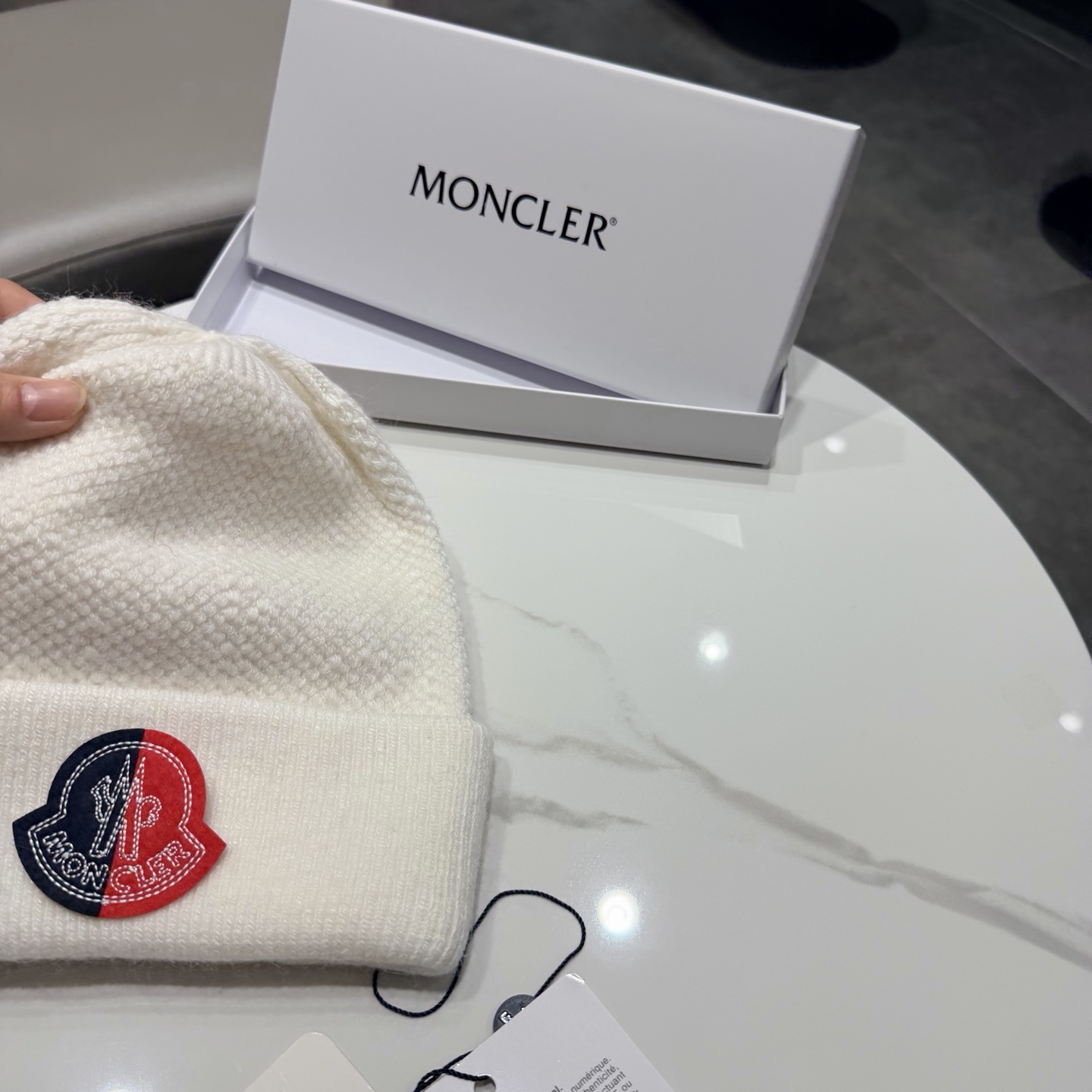 MONCLER蒙口🎩针织毛线帽，附带二维码，羊毛+兔毛好品质高端大气，超柔软！超火爆💖质感很赞，出街超好搭配！时尚潮流！