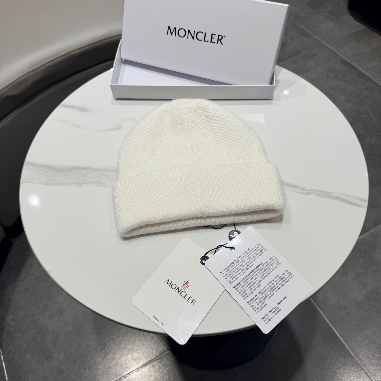 MONCLER蒙口🎩针织毛线帽，附带二维码，羊毛+兔毛好品质高端大气，超柔软！超火爆💖质感很赞，出街超好搭配！时尚潮流！