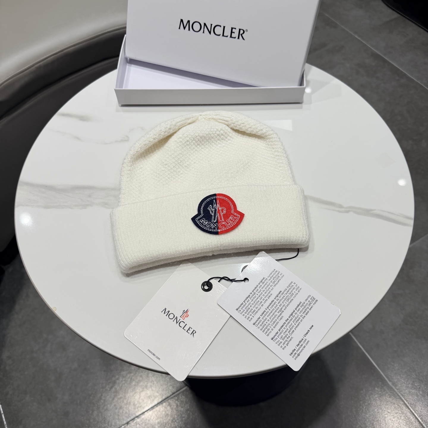 MONCLER蒙口🎩针织毛线帽，附带二维码，羊毛+兔毛好品质高端大气，超柔软！超火爆💖质感很赞，出街超好搭配！时尚潮流！