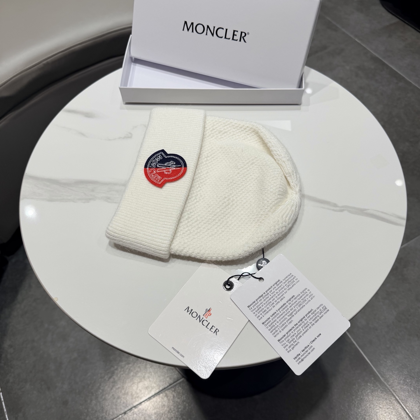 MONCLER蒙口🎩针织毛线帽，附带二维码，羊毛+兔毛好品质高端大气，超柔软！超火爆💖质感很赞，出街超好搭配！时尚潮流！