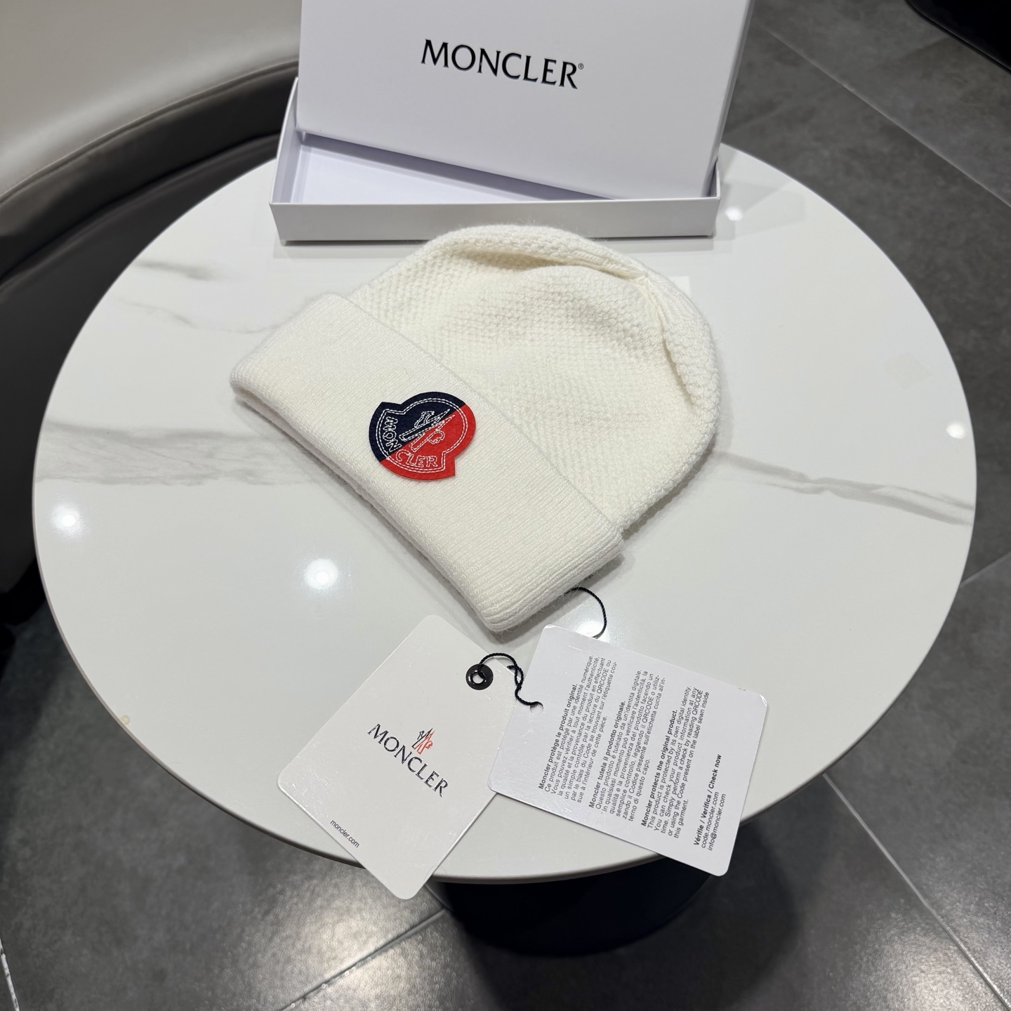 MONCLER蒙口🎩针织毛线帽，附带二维码，羊毛+兔毛好品质高端大气，超柔软！超火爆💖质感很赞，出街超好搭配！时尚潮流！