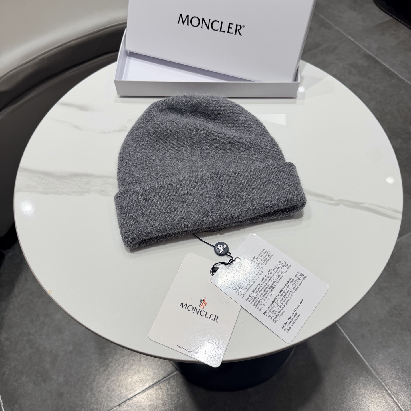 MONCLER蒙口🎩针织毛线帽，附带二维码，羊毛+兔毛好品质高端大气，超柔软！超火爆💖质感很赞，出街超好搭配！时尚潮流！