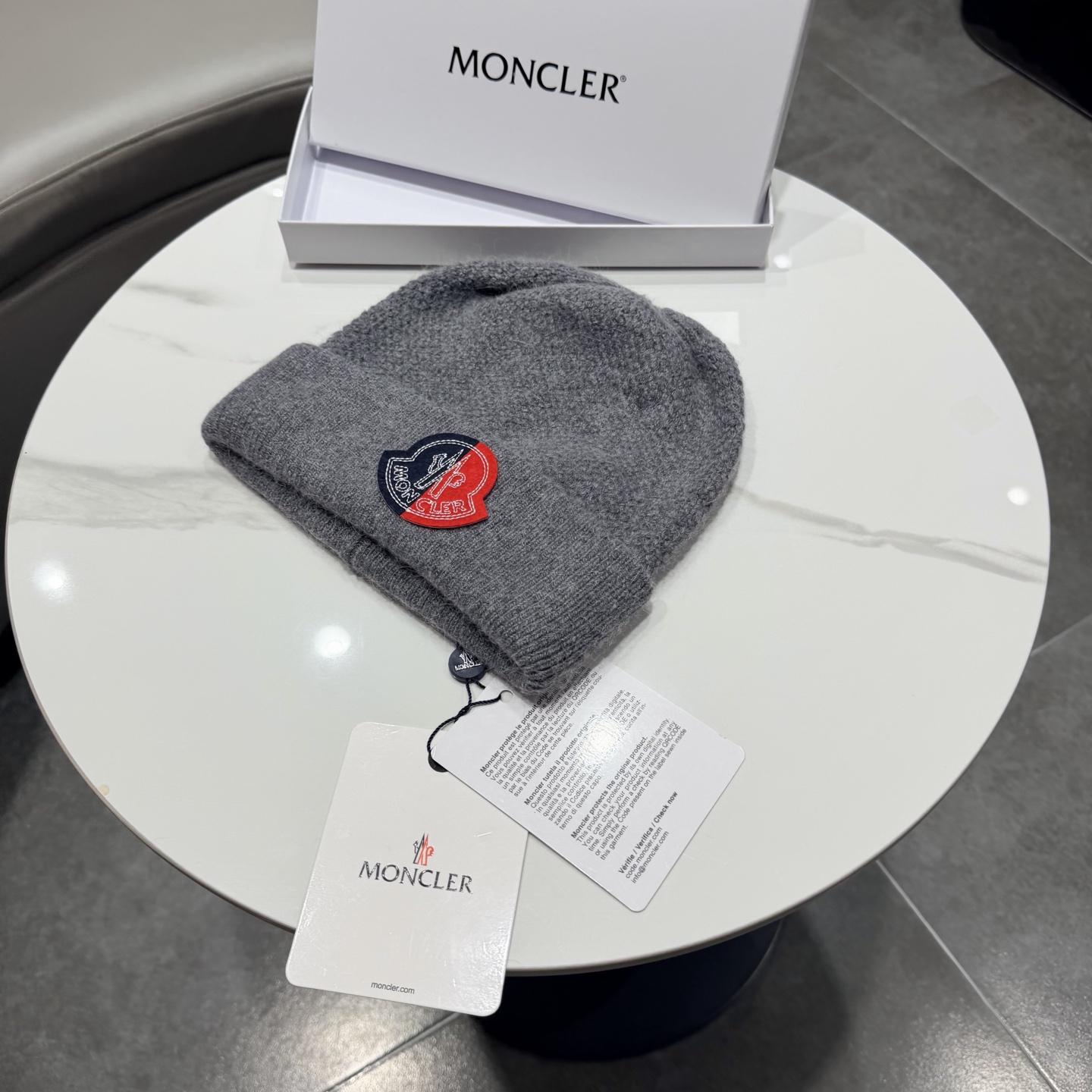 MONCLER蒙口🎩针织毛线帽，附带二维码，羊毛+兔毛好品质高端大气，超柔软！超火爆💖质感很赞，出街超好搭配！时尚潮流！