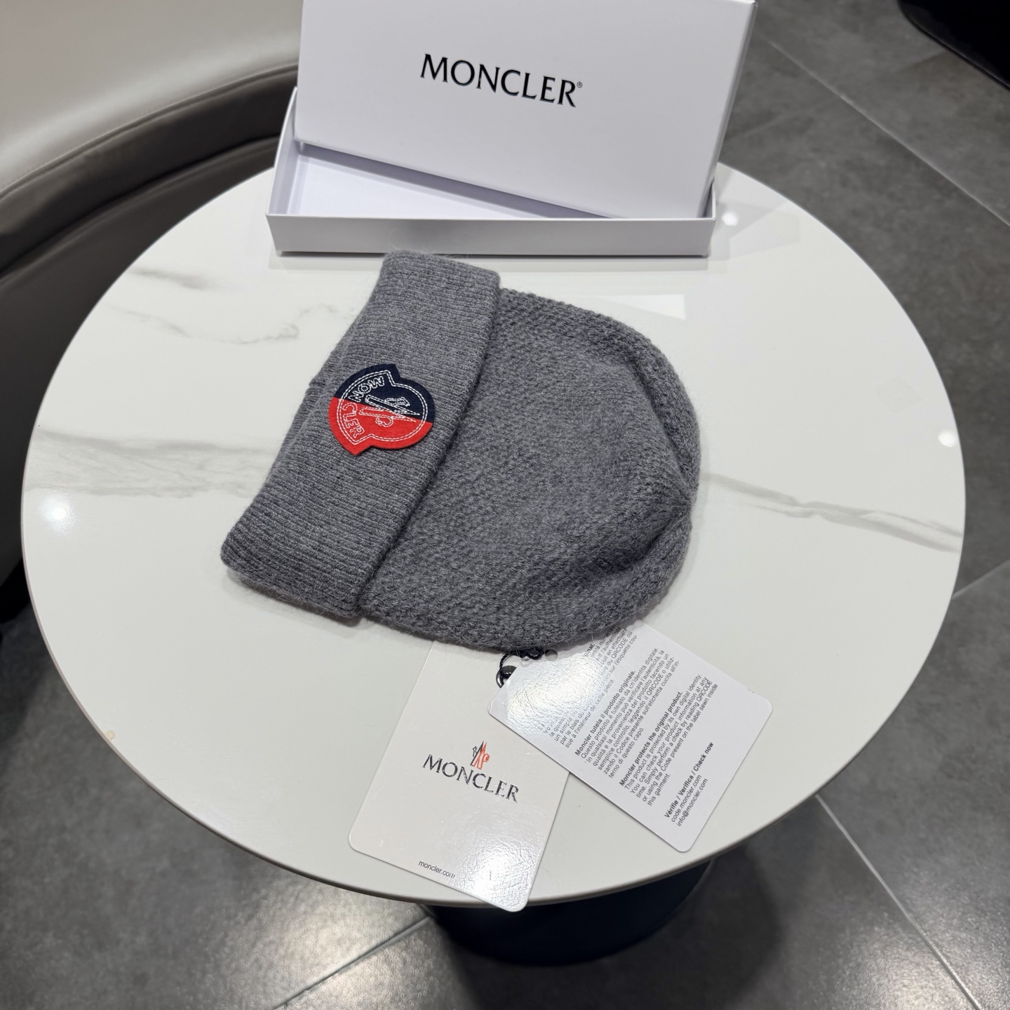 MONCLER蒙口🎩针织毛线帽，附带二维码，羊毛+兔毛好品质高端大气，超柔软！超火爆💖质感很赞，出街超好搭配！时尚潮流！