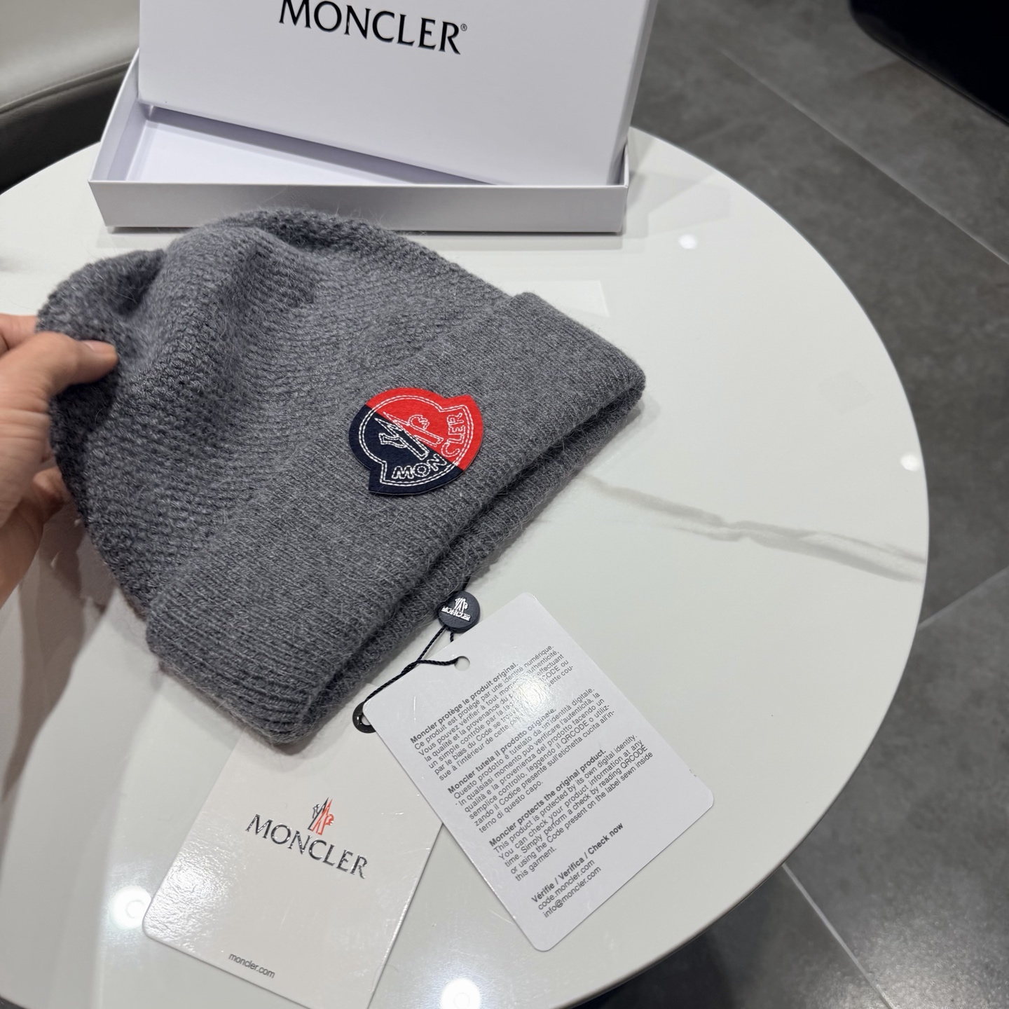 MONCLER蒙口🎩针织毛线帽，附带二维码，羊毛+兔毛好品质高端大气，超柔软！超火爆💖质感很赞，出街超好搭配！时尚潮流！