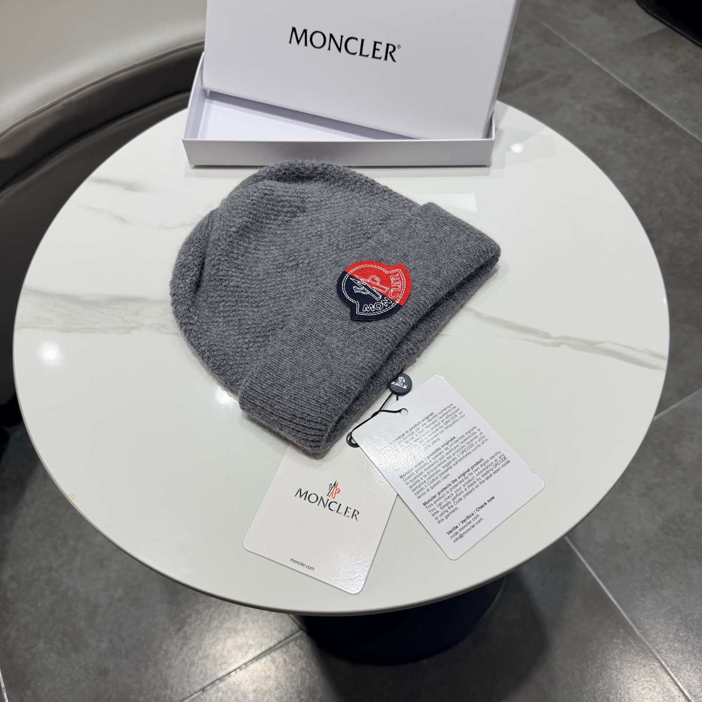 MONCLER蒙口🎩针织毛线帽，附带二维码，羊毛+兔毛好品质高端大气，超柔软！超火爆💖质感很赞，出街超好搭配！时尚潮流！