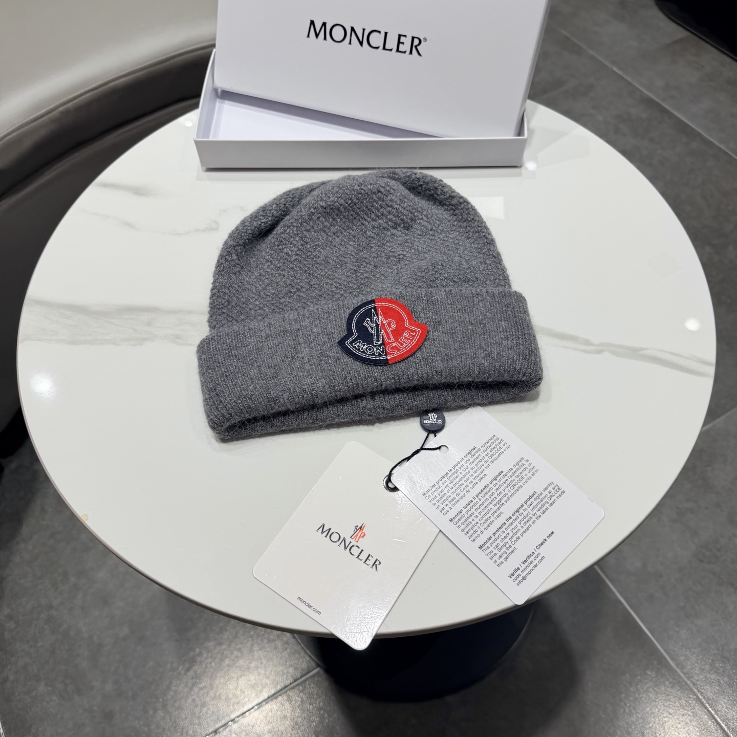 MONCLER蒙口🎩针织毛线帽，附带二维码，羊毛+兔毛好品质高端大气，超柔软！超火爆💖质感很赞，出街超好搭配！时尚潮流！
