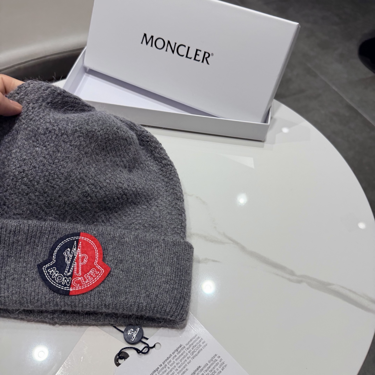 MONCLER蒙口🎩针织毛线帽，附带二维码，羊毛+兔毛好品质高端大气，超柔软！超火爆💖质感很赞，出街超好搭配！时尚潮流！
