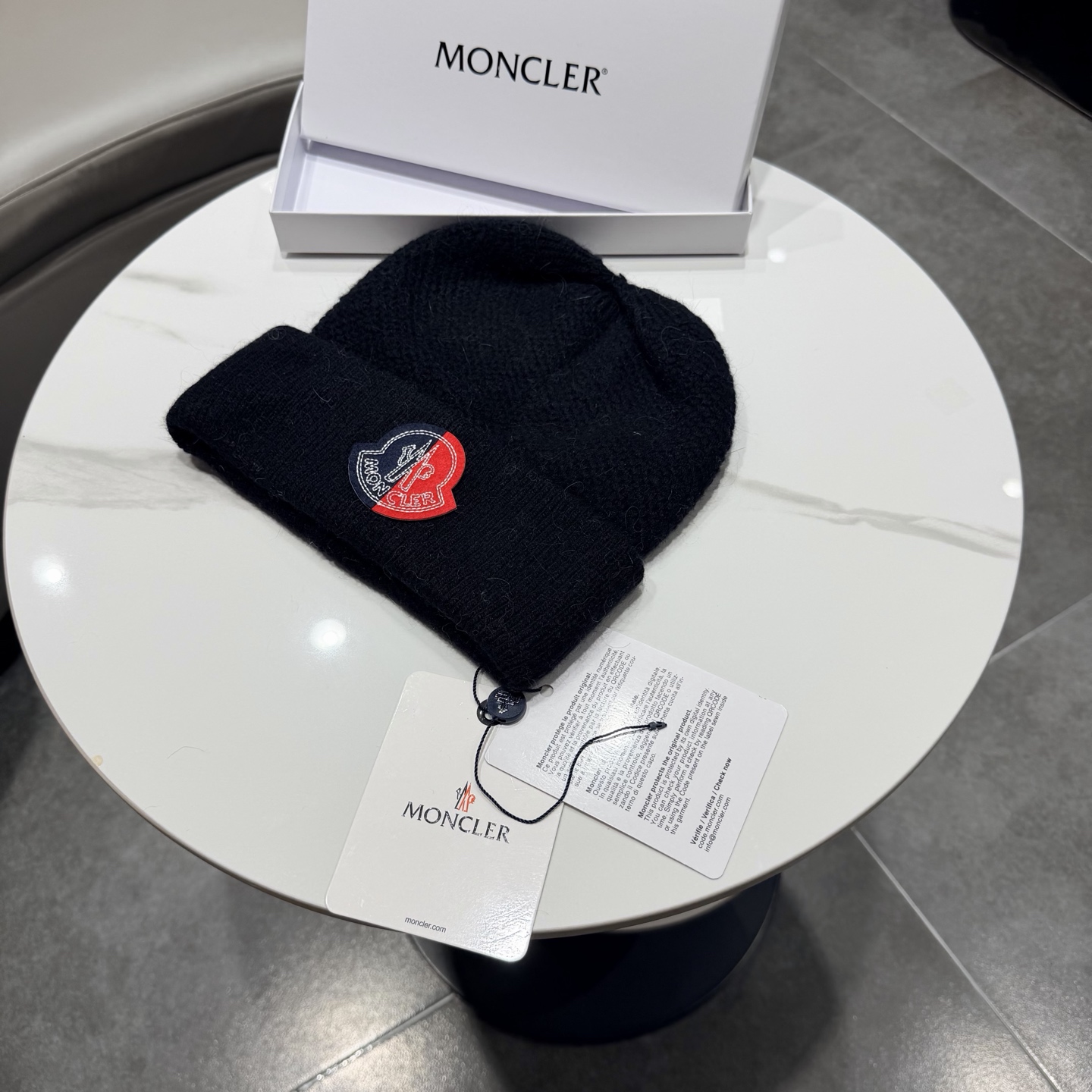 MONCLER蒙口🎩针织毛线帽，附带二维码，羊毛+兔毛好品质高端大气，超柔软！超火爆💖质感很赞，出街超好搭配！时尚潮流！