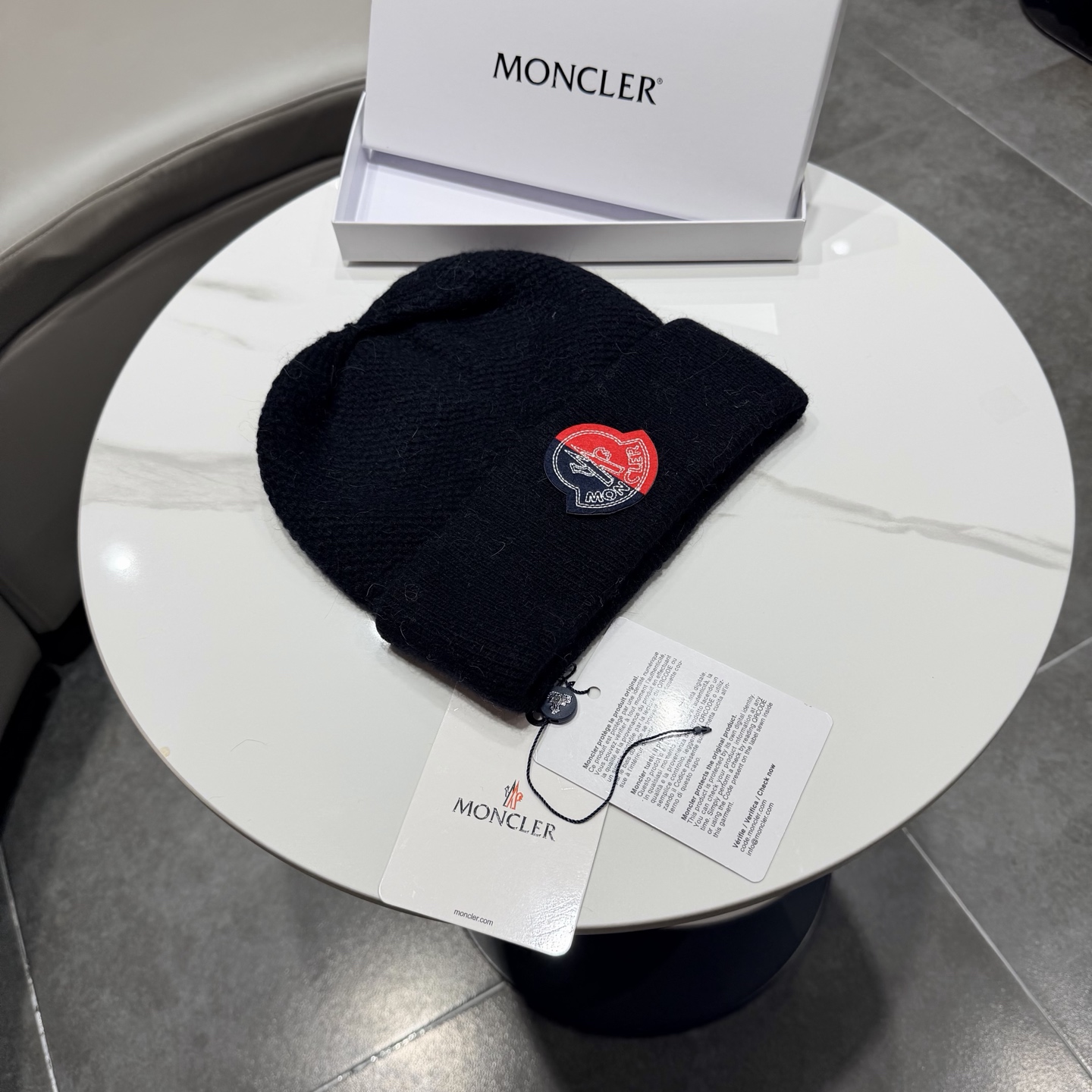 MONCLER蒙口🎩针织毛线帽，附带二维码，羊毛+兔毛好品质高端大气，超柔软！超火爆💖质感很赞，出街超好搭配！时尚潮流！