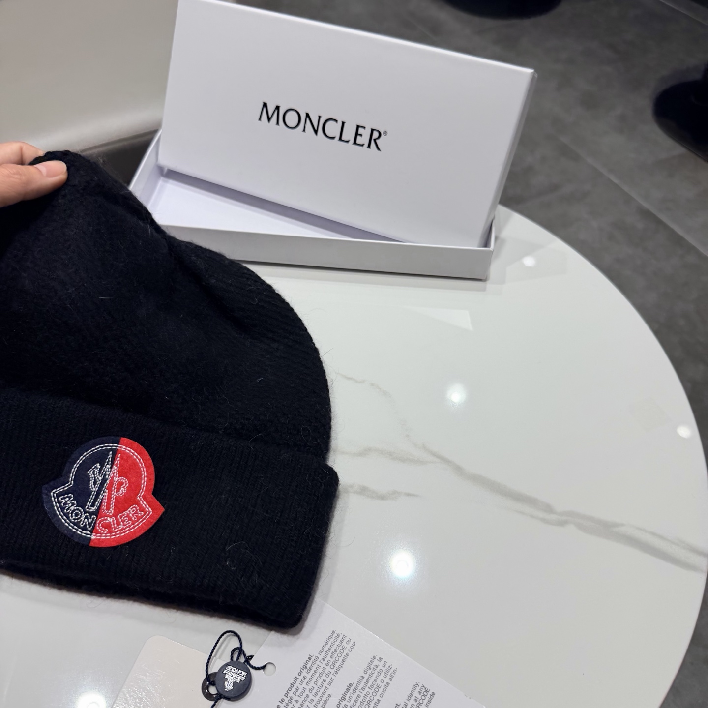 MONCLER蒙口🎩针织毛线帽，附带二维码，羊毛+兔毛好品质高端大气，超柔软！超火爆💖质感很赞，出街超好搭配！时尚潮流！
