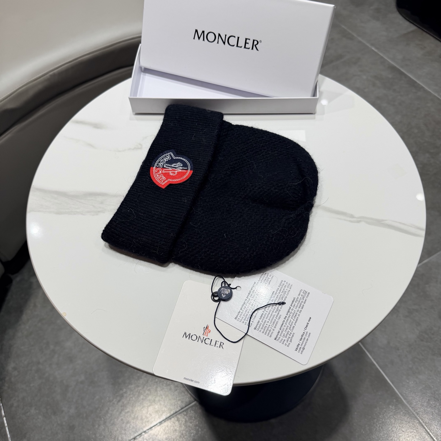 MONCLER蒙口🎩针织毛线帽，附带二维码，羊毛+兔毛好品质高端大气，超柔软！超火爆💖质感很赞，出街超好搭配！时尚潮流！