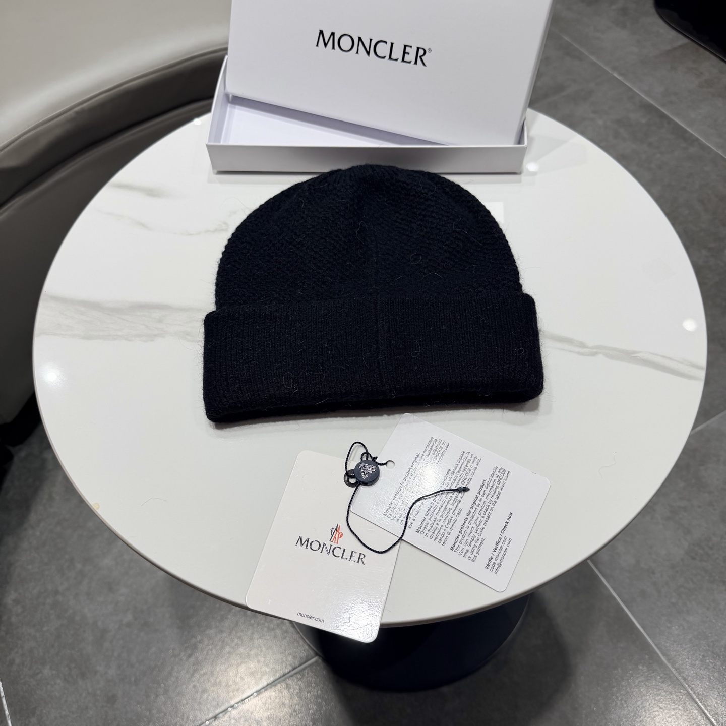 MONCLER蒙口🎩针织毛线帽，附带二维码，羊毛+兔毛好品质高端大气，超柔软！超火爆💖质感很赞，出街超好搭配！时尚潮流！