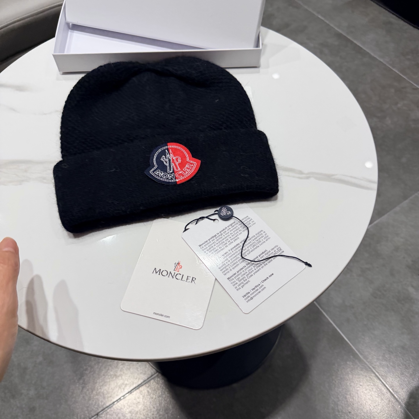 MONCLER蒙口🎩针织毛线帽，附带二维码，羊毛+兔毛好品质高端大气，超柔软！超火爆💖质感很赞，出街超好搭配！时尚潮流！